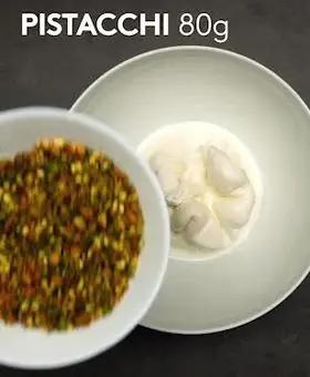 Immagine del passaggio 1 della ricetta Paccheri alla crema di burrata e pistacchi con guanciale croccante