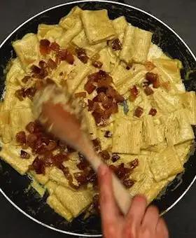 Immagine del passaggio 5 della ricetta Paccheri alla crema di burrata e pistacchi con guanciale croccante