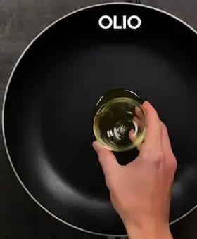 Immagine del passaggio 1 della ricetta Gnocchi con crema di gorgonzola, speck e noci