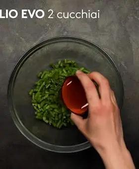 Immagine del passaggio 1 della ricetta Calamarata alla crema di asparagi e vongole con pomodorini