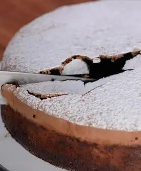 Immagine del passaggio 4 della ricetta Torta brownies al cioccolato e nocciole meringata