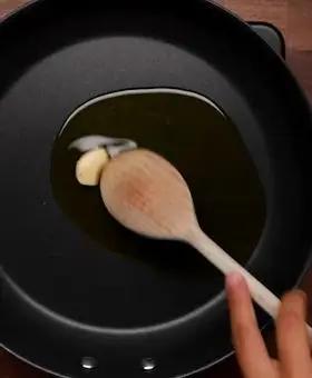 Immagine del passaggio 2 della ricetta Spaghetti in crema di ricotta e pistacchi con pomodorini