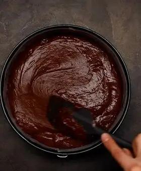 Immagine del passaggio 3 della ricetta Torta Sorpresina al cioccolato e caramello