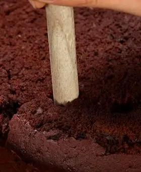 Immagine del passaggio 7 della ricetta Torta Sorpresina al cioccolato e caramello