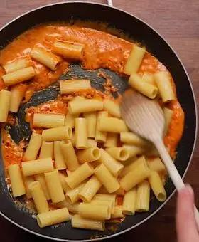 Immagine del passaggio 3 della ricetta Rigatoni con gorgonzola mascarpone, nduja e noci