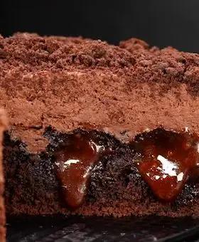 Immagine del passaggio 10 della ricetta Torta Sorpresina al cioccolato e caramello