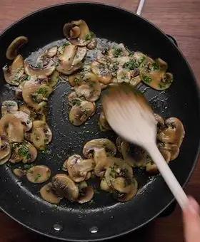 Immagine del passaggio 2 della ricetta Chicche di patate alla fonduta di taleggio con funghi e salsiccia