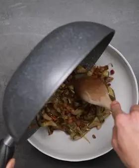 Immagine del passaggio 3 della ricetta Trofie al forno con carciofi, pancetta e gorgonzola
