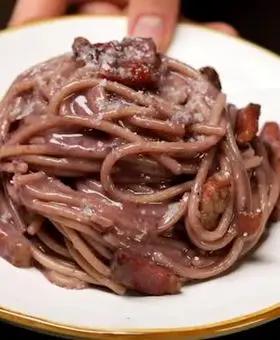 Immagine del passaggio 4 della ricetta Spaghettoni al vino rosso con pecorino e pancetta
