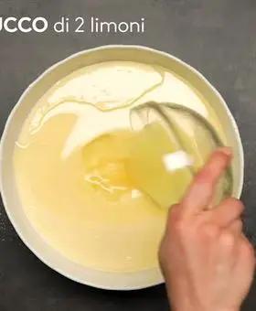 Immagine del passaggio 3 della ricetta Ciambellone sofficissimo al limone