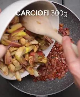 Immagine del passaggio 2 della ricetta Trofie al forno con carciofi, pancetta e gorgonzola