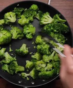 Immagine del passaggio 2 della ricetta Lasagne bianche con broccoli e salsiccia