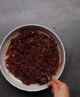Immagine del passaggio 3 della ricetta Salame cioccoriso con nocciole
