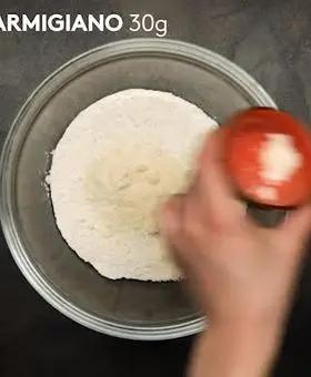 Immagine del passaggio 1 della ricetta Sbriciolata salata con robiola, zucchine e prosciutto cotto