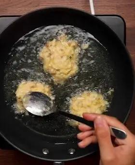 Immagine del passaggio 3 della ricetta Crespelle di patate e salsiccia