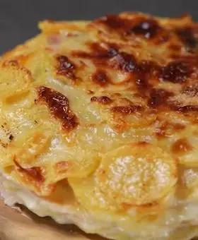 Immagine del passaggio 4 della ricetta Parmigiana di patate con prosciutto cotto, funghi e provola