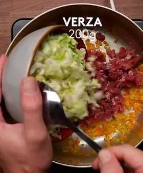 Immagine del passaggio 2 della ricetta Zuppa di Farro con salsiccia, funghi e verza