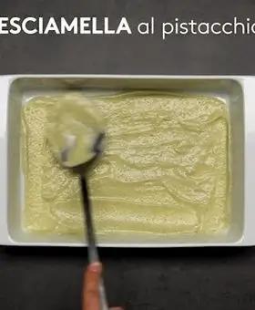 Immagine del passaggio 5 della ricetta Lasagna al pistacchio con pancetta e provola