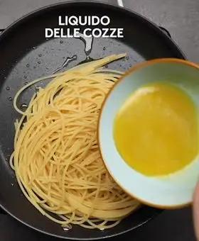 Immagine del passaggio 3 della ricetta Spaghetti al pesto di pistacchi e cozze
