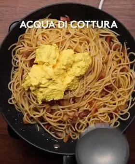 Immagine del passaggio 4 della ricetta Spaghettoni alla crema di ricotta e zafferano con guanciale croccante