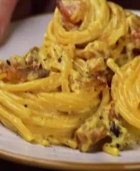 Immagine del passaggio 5 della ricetta Spaghettoni alla crema di ricotta e zafferano con guanciale croccante
