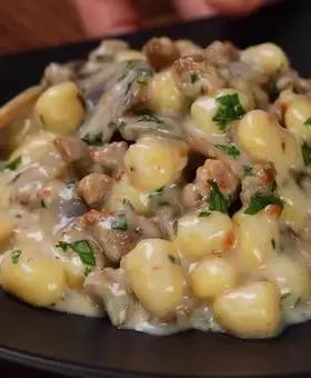 Immagine del passaggio 6 della ricetta Chicche di patate alla fonduta di taleggio con funghi e salsiccia