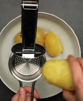 Immagine del passaggio 1 della ricetta Focaccia di patate in padella con prosciutto cotto e formaggio
