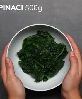 Immagine del passaggio 1 della ricetta Risotto con crema di spinaci, salsiccia, provola e noci