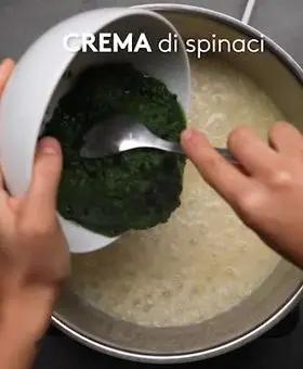 Immagine del passaggio 3 della ricetta Risotto con crema di spinaci, salsiccia, provola e noci