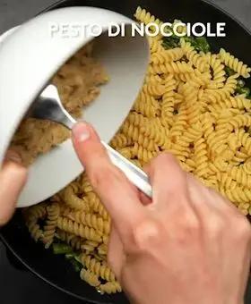 Immagine del passaggio 4 della ricetta Fusilli al pesto di nocciole, asparagi e speck