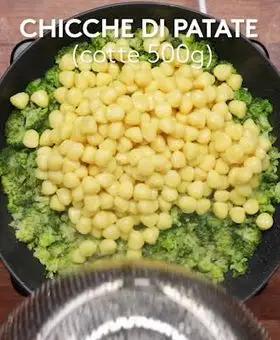 Immagine del passaggio 3 della ricetta Chicche di patate con cozze, broccoli e scorza di limone