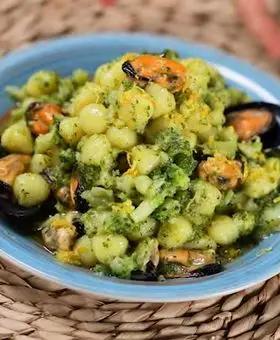 Immagine del passaggio 5 della ricetta Chicche di patate con cozze, broccoli e scorza di limone
