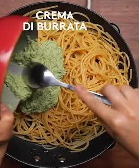 Immagine del passaggio 4 della ricetta Spaghetti con crema di burrata, melanzane fritte e pinoli tostati