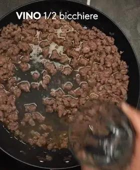 Immagine del passaggio 2 della ricetta Gnocchi con crema di stracchino, salsiccia e noci