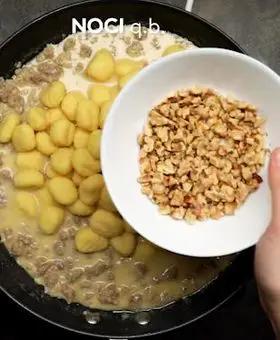 Immagine del passaggio 4 della ricetta Gnocchi con crema di stracchino, salsiccia e noci
