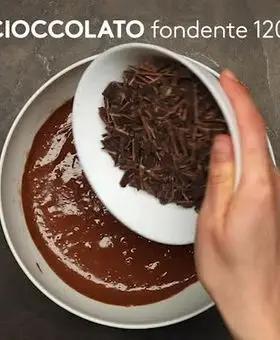 Immagine del passaggio 2 della ricetta Torta all’acqua cacao e cioccolato