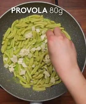 Immagine del passaggio 3 della ricetta Casarecce con crema di asparagi, provola e pecorino