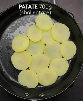 Immagine del passaggio 2 della ricetta Patate alla Savoiarda con pancetta in padella