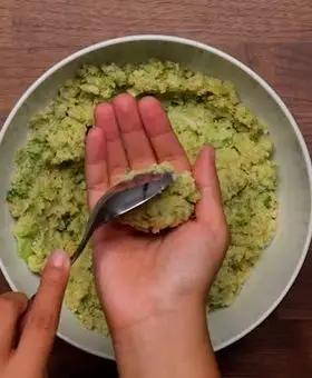 Immagine del passaggio 2 della ricetta Crocchette di broccoli e patate con provola