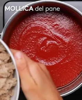 Immagine del passaggio 3 della ricetta Pagnotta ripiena di pappa al pomodoro e mozzarelline