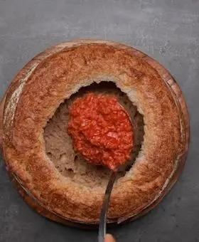Immagine del passaggio 4 della ricetta Pagnotta ripiena di pappa al pomodoro e mozzarelline