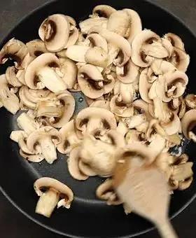 Immagine del passaggio 1 della ricetta Medaglioni di patate ripieni di funghi e provola