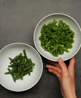 Immagine del passaggio 1 della ricetta Casarecce al forno con besciamella agli asparagi, salsiccia e noci