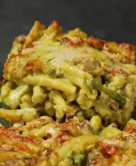 Immagine del passaggio 5 della ricetta Casarecce al forno con besciamella agli asparagi, salsiccia e noci