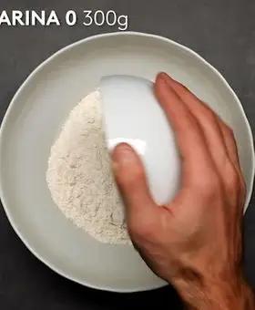 Immagine del passaggio 3 della ricetta Focaccia in padella alla parmigiana di melanzane