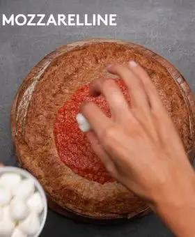 Immagine del passaggio 5 della ricetta Pagnotta ripiena di pappa al pomodoro e mozzarelline