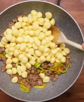Immagine del passaggio 3 della ricetta Chicche di patate con fiori di zucca, salsiccia e gorgonzola