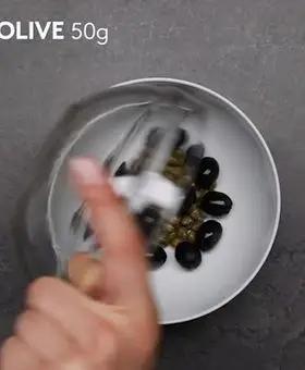 Immagine del passaggio 1 della ricetta Insalata di polpo e pomodorini con salsa di capperi, olive e pinoli