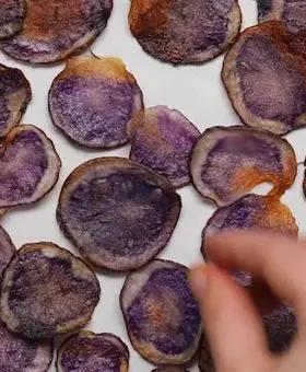 Immagine del passaggio 4 della ricetta Chips di patate viola