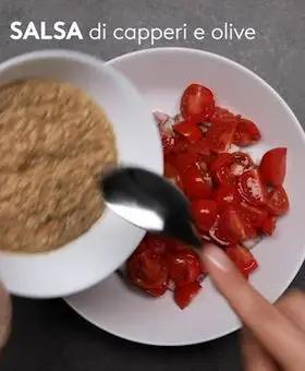 Immagine del passaggio 2 della ricetta Insalata di polpo e pomodorini con salsa di capperi, olive e pinoli